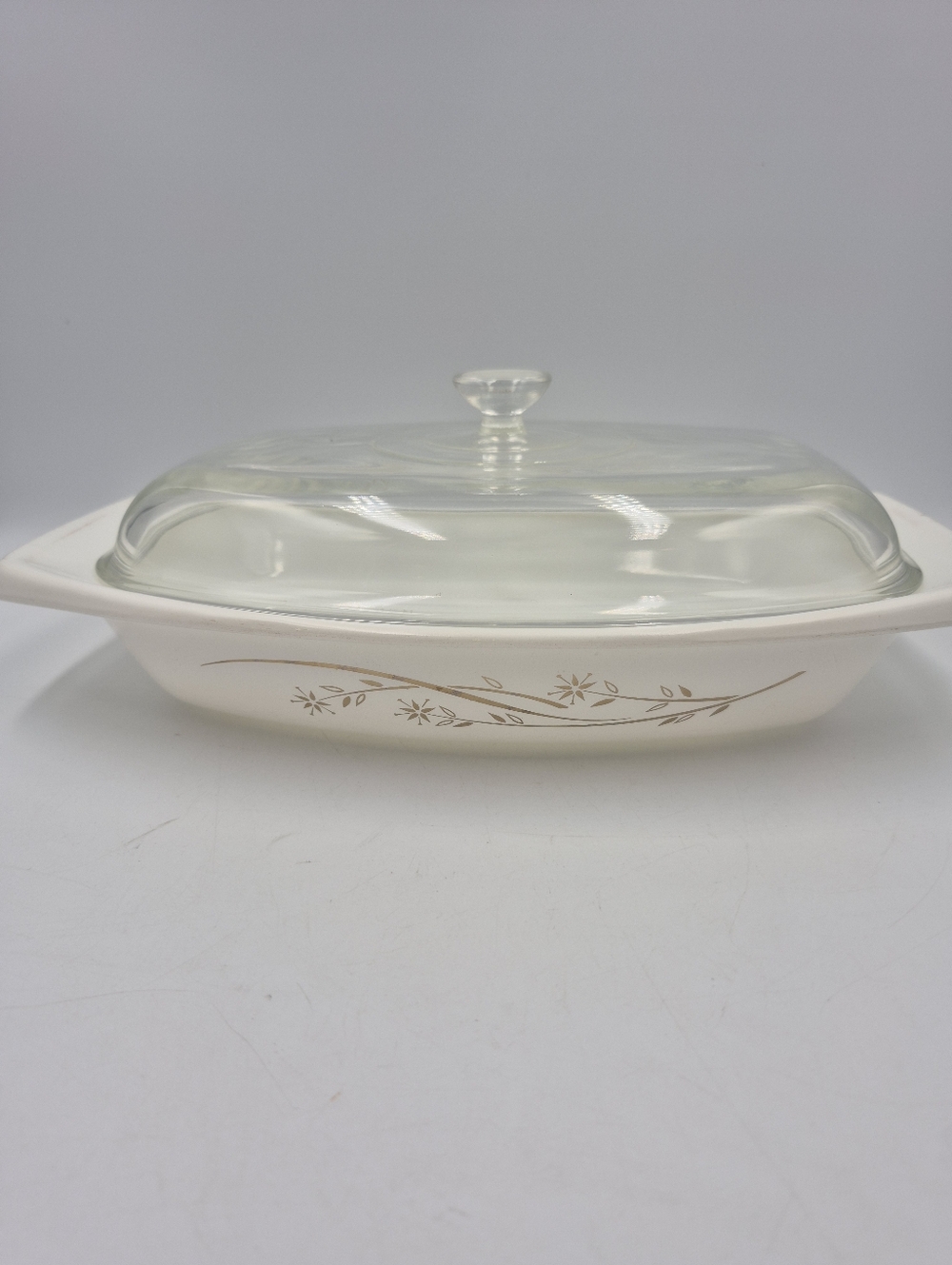vintage Pyrex 1.5-quart casserole dish in the "Golden Honeysuckle" pattern.